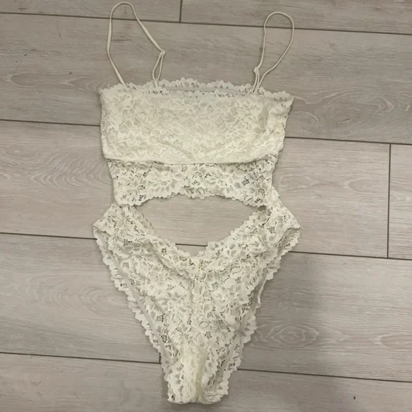 Urban outfitters lace bodysuit - Picture 1 of 3